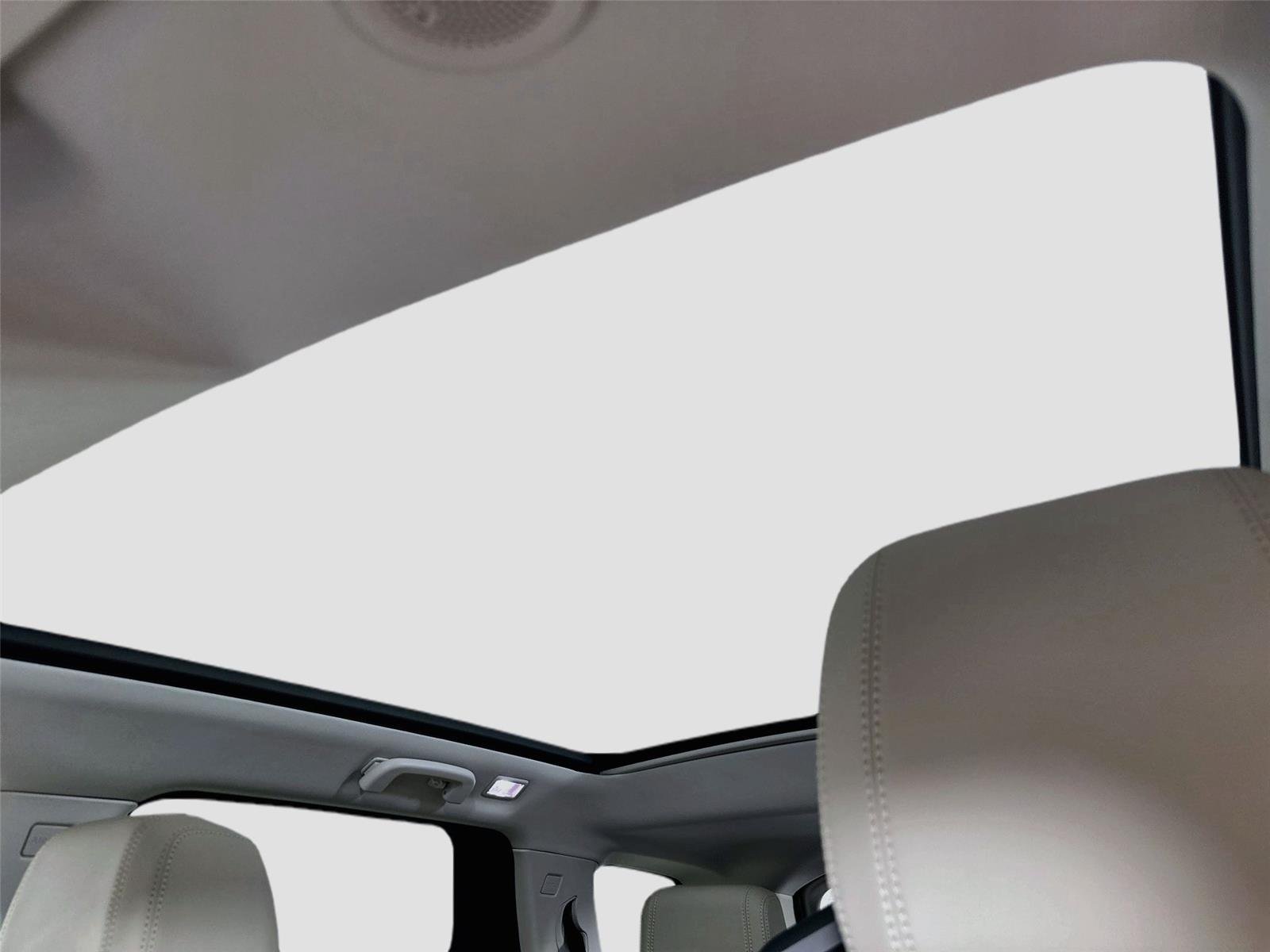Certified Used 2025 Fuji White Land Rover S image 12