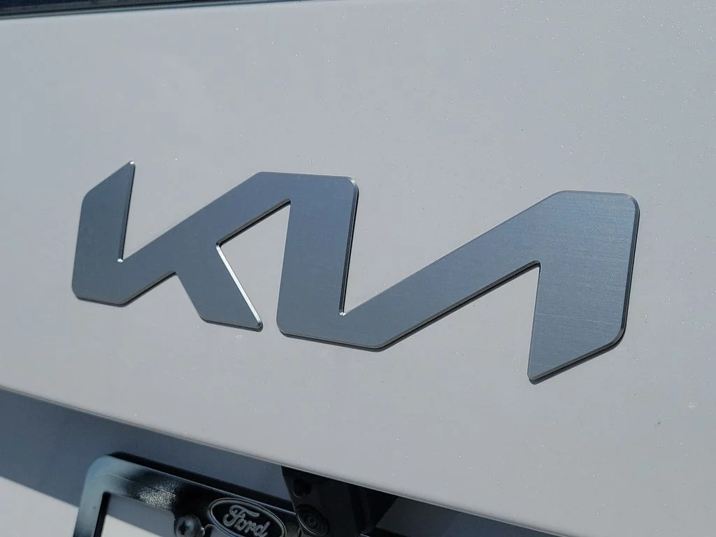 Used 2027 Glacial White Pearl Kia SX image 6