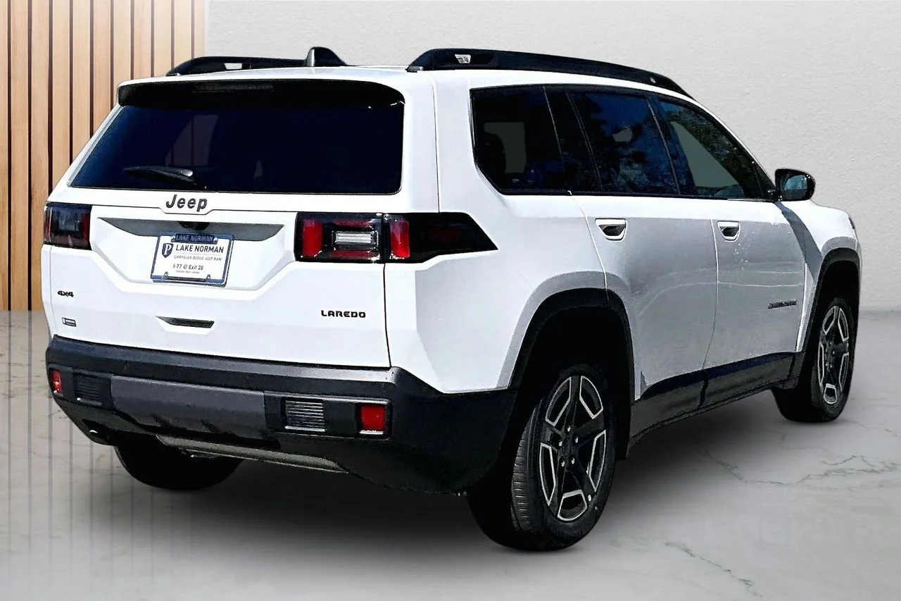 New 2026 Bright White Clear-Coat Exterior Paint Jeep Laredo image 9