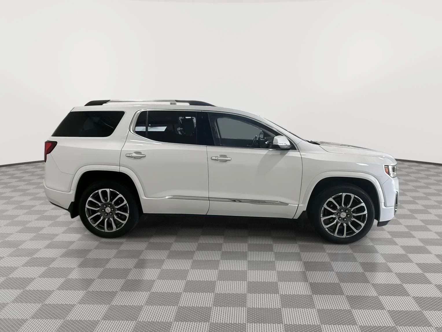 Used 2022 White Frost Tricoat GMC Denali image 6
