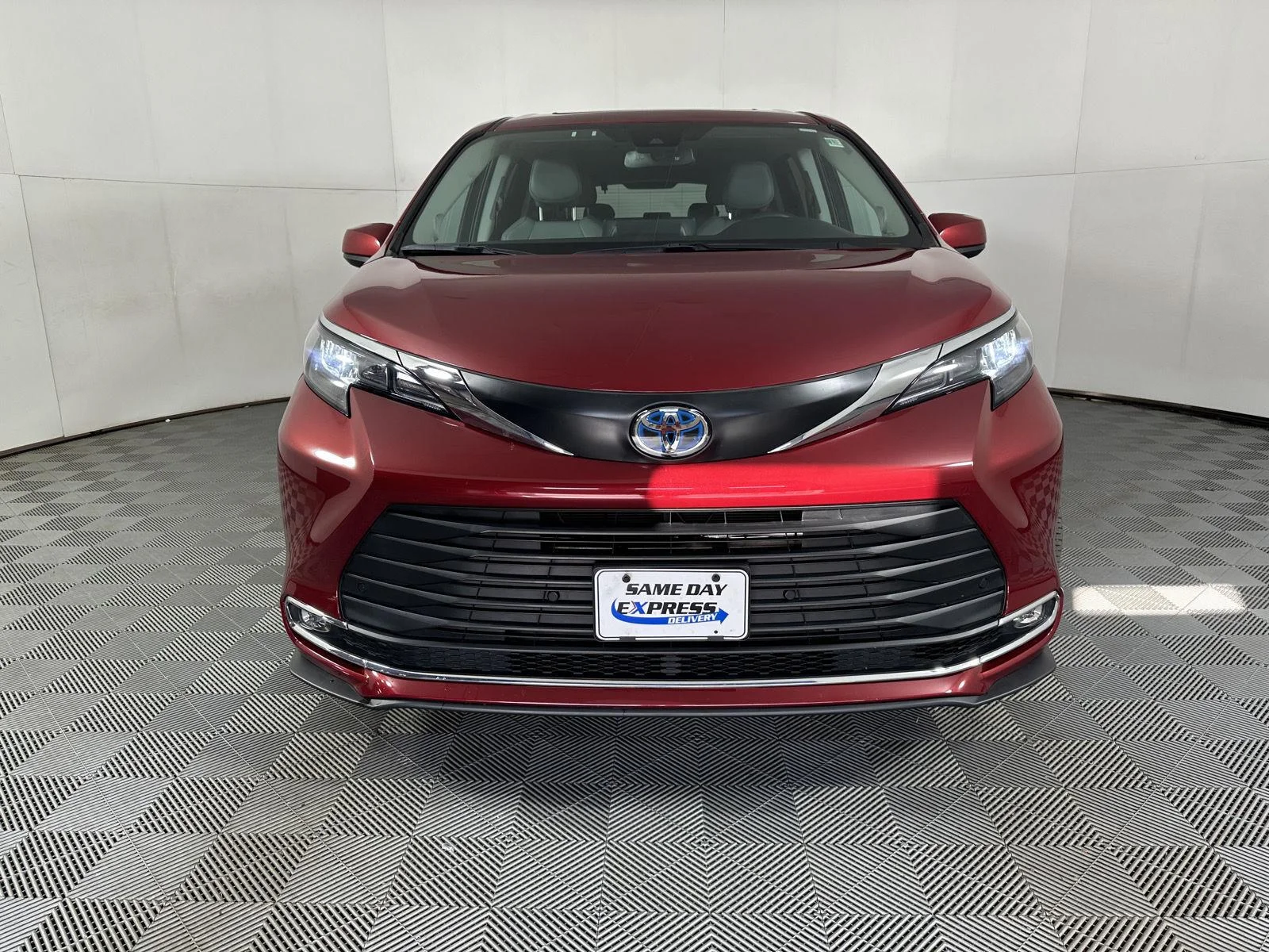 Used 2024 Ruby Flare Pearl Toyota XLE image 2