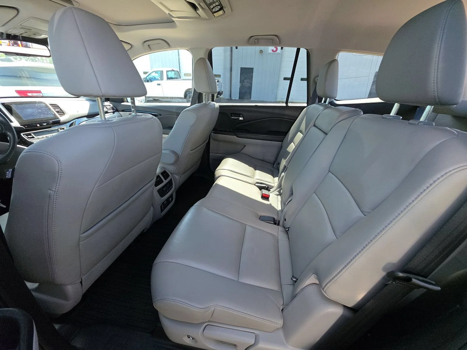 Used 2017 Lunar Silver Metallic Honda Touring image 15