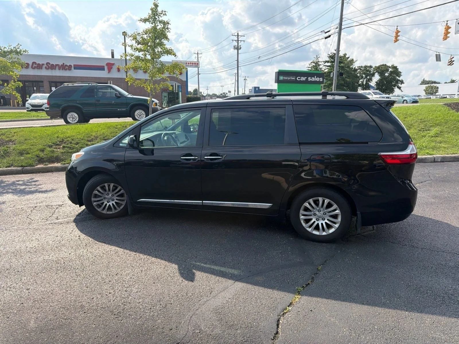 Used 2017 Midnight Black Metallic Toyota XLE Premium image 8