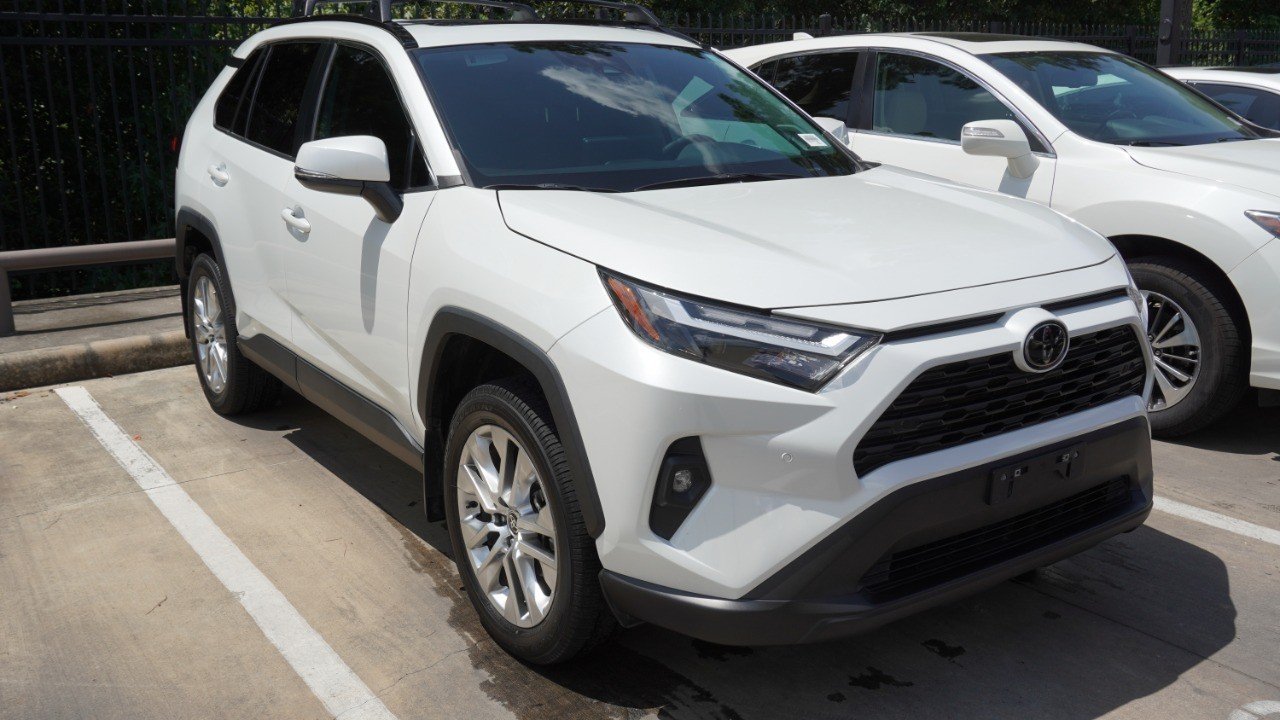 Used 2024 White Toyota XLE Premium image 3