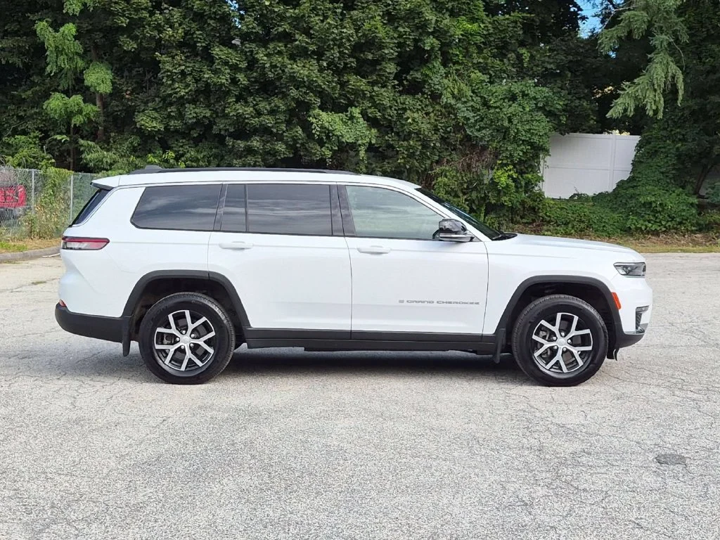 Used 2025 White Jeep Limited image 2