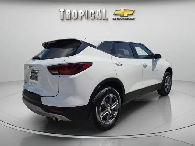 Used 2024 Summit White Chevrolet 2LT image 5