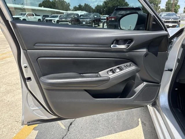 Used 2024 Silver Nissan 2.5 SV image 31