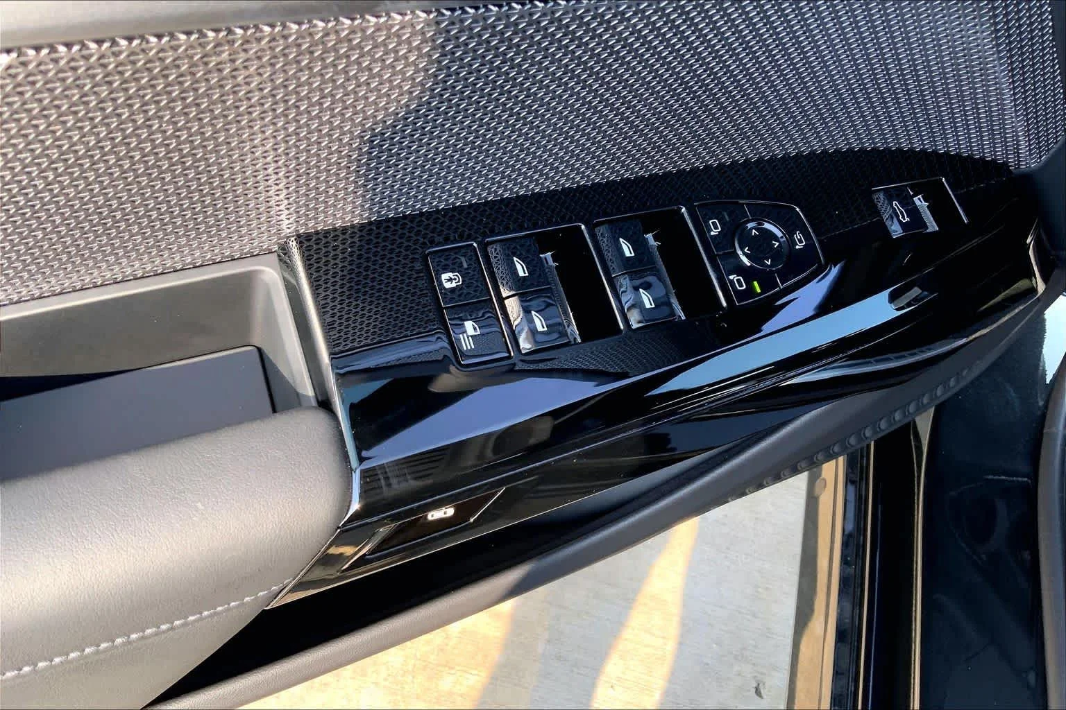 New 2026 Black Sapphire Metallic BMW 750e xDrive image 18