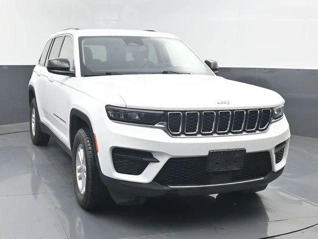 Used 2024 White Jeep Laredo image 9