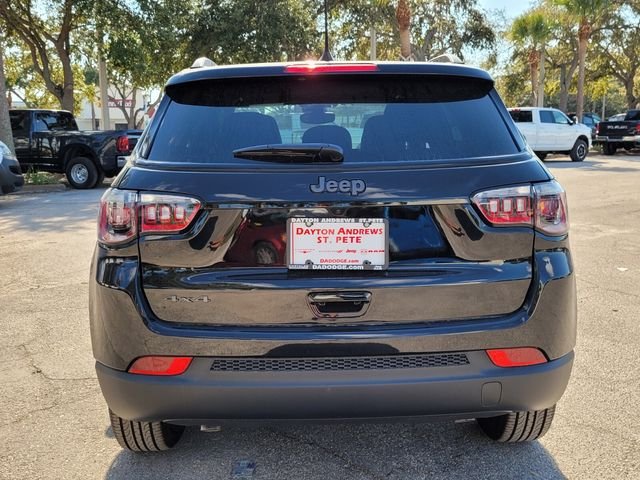 New 2026 Diamond Black Crystal Pearl-Coat Exterior Paint Jeep Latitude image 8
