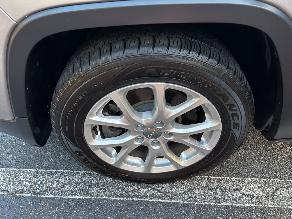 Used 2017 Billet Silver Metallic Jeep Latitude image 29