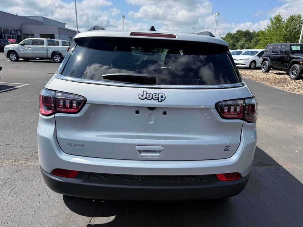 New 2026 Silver Zynith Metallic Clearcoat Jeep  image 5