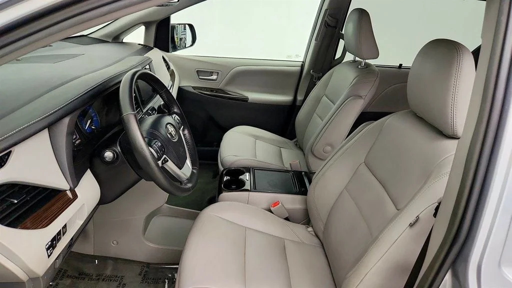 Used 2017 Silver Sky Metallic Toyota XLE Premium AWD 7-Passenger image 19