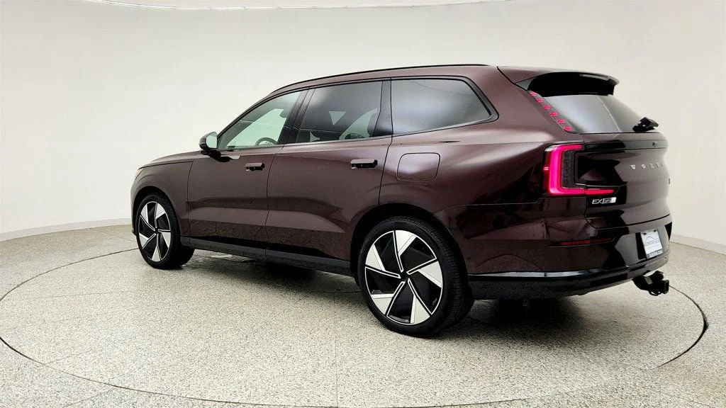 Used 2025 Mulberry Metallic Volvo Twin Motor Performance Ultra 6-Seater w/ Bowers & Wilkins Audio image 7