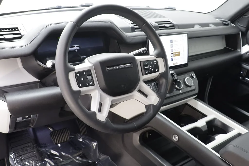 Certified Used 2025 White Land Rover X-Dynamic SE image 7