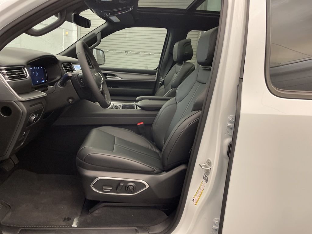 New 2026 Bright White Clear-Coat Exterior Paint Jeep  image 17