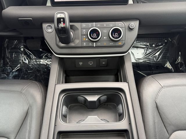 Used 2023 White Land Rover SE image 15