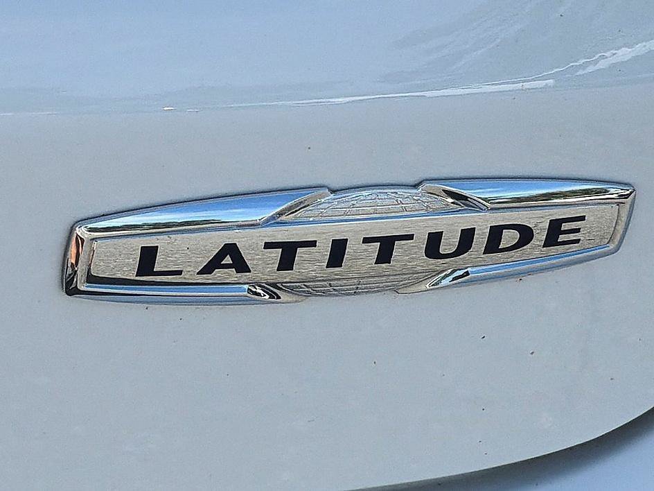 Used 2024 Bright White Clearcoat Jeep Latitude image 26