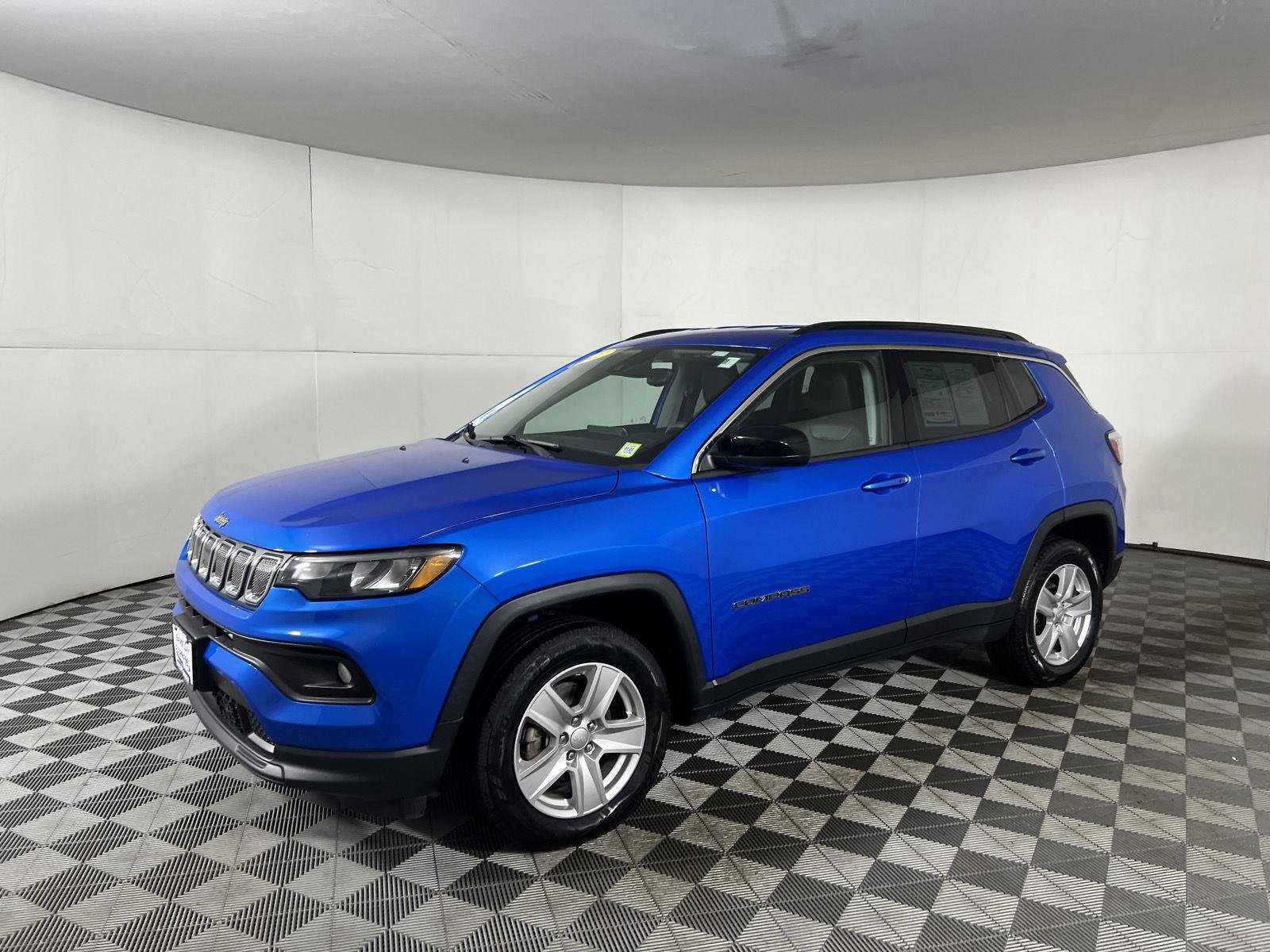 Certified Used 2022 Laser Blue Pearlcoat Jeep Latitude image 3