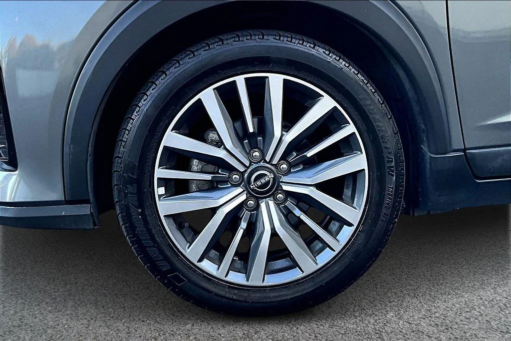 Used 2022 Gray Nissan SV image 32