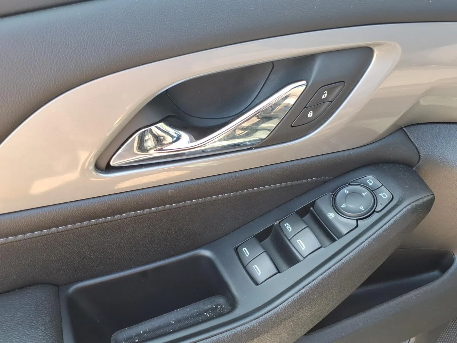 Used 2023 Silver Sage Metallic Chevrolet LT Cloth image 12