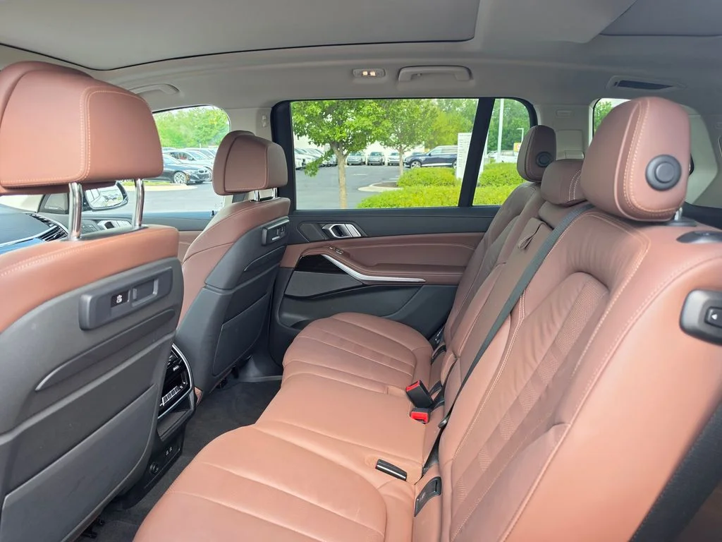 Used 2020 Black BMW xDrive40i image 9