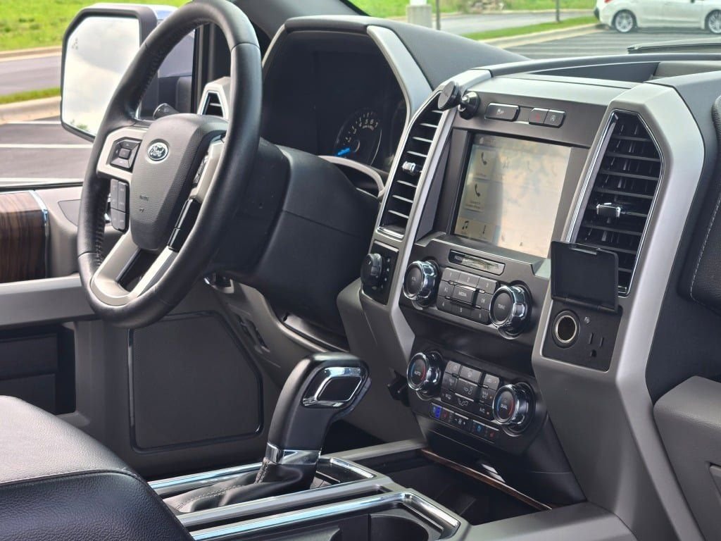 Used 2019 Magnetic Ford Lariat image 9