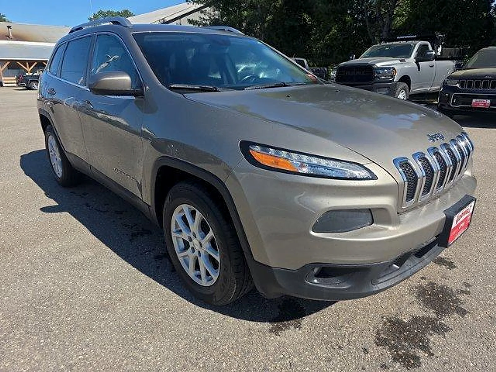 Used 2017 Light Brownstone Pearlcoat Jeep Latitude 4x4 image 7