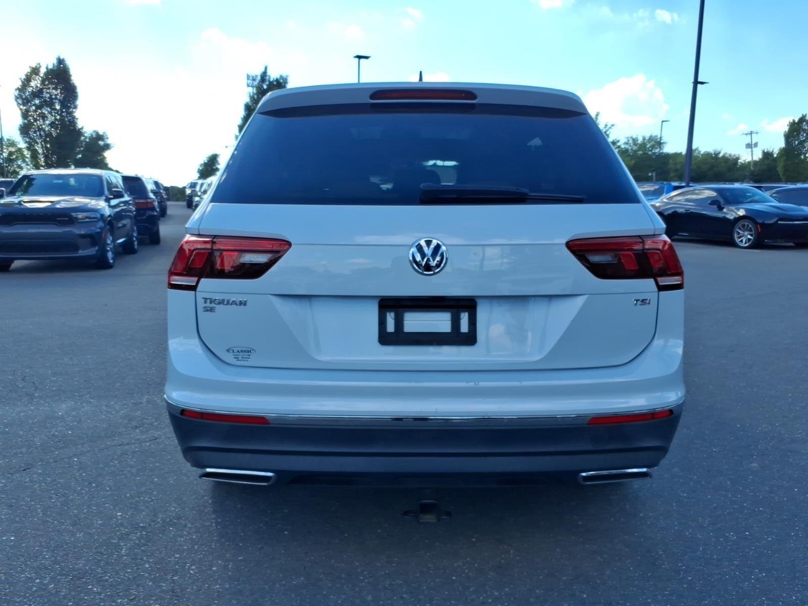 Used 2018 Platinum Gray Metallic Volkswagen SEL image 17