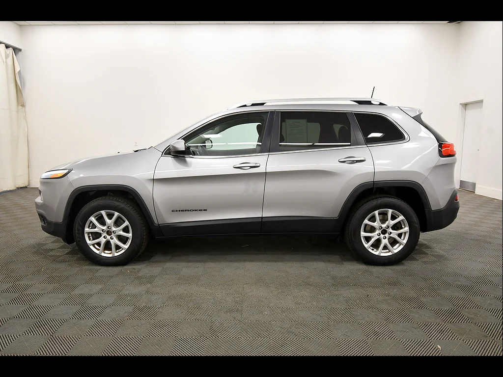 Used 2017 Billet Silver Metallic Clear Coat Jeep Latitude image 4