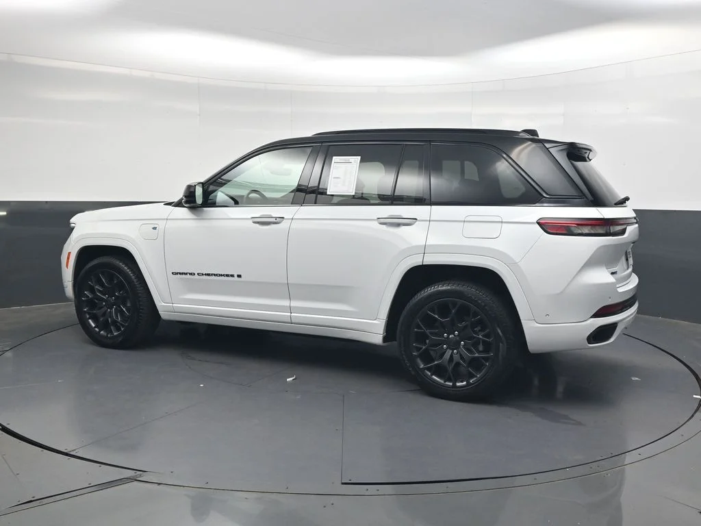 Used 2023 White Jeep Summit Reserve 4xe image 8