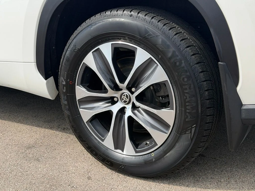 Used 2021 White Toyota XLE image 28
