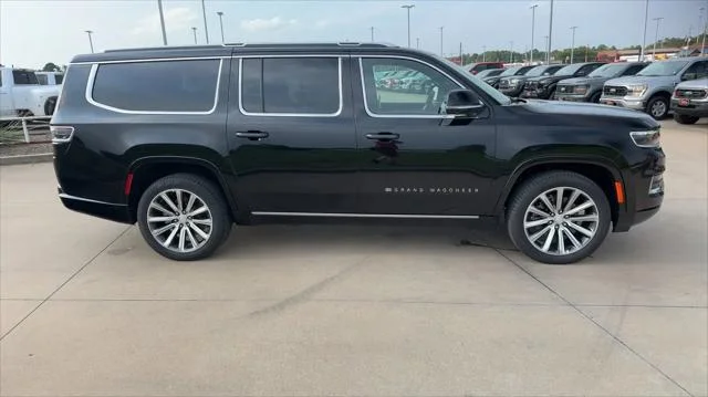 New 2024 Diamond Black Crystal Pearl-Coat Exterior Paint Jeep  image 2