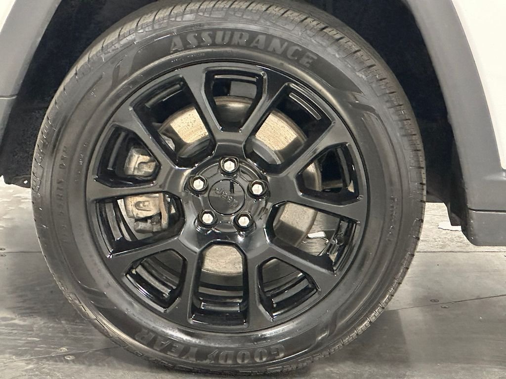 Used 2023 White Jeep Latitude image 35