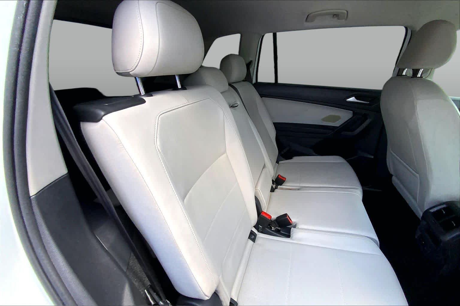 Used 2019 Pure White Volkswagen SE image 19