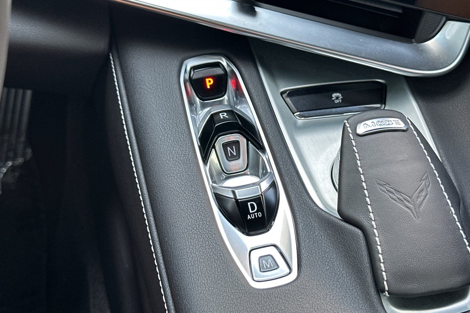Used 2025 White Chevrolet Stingray image 17