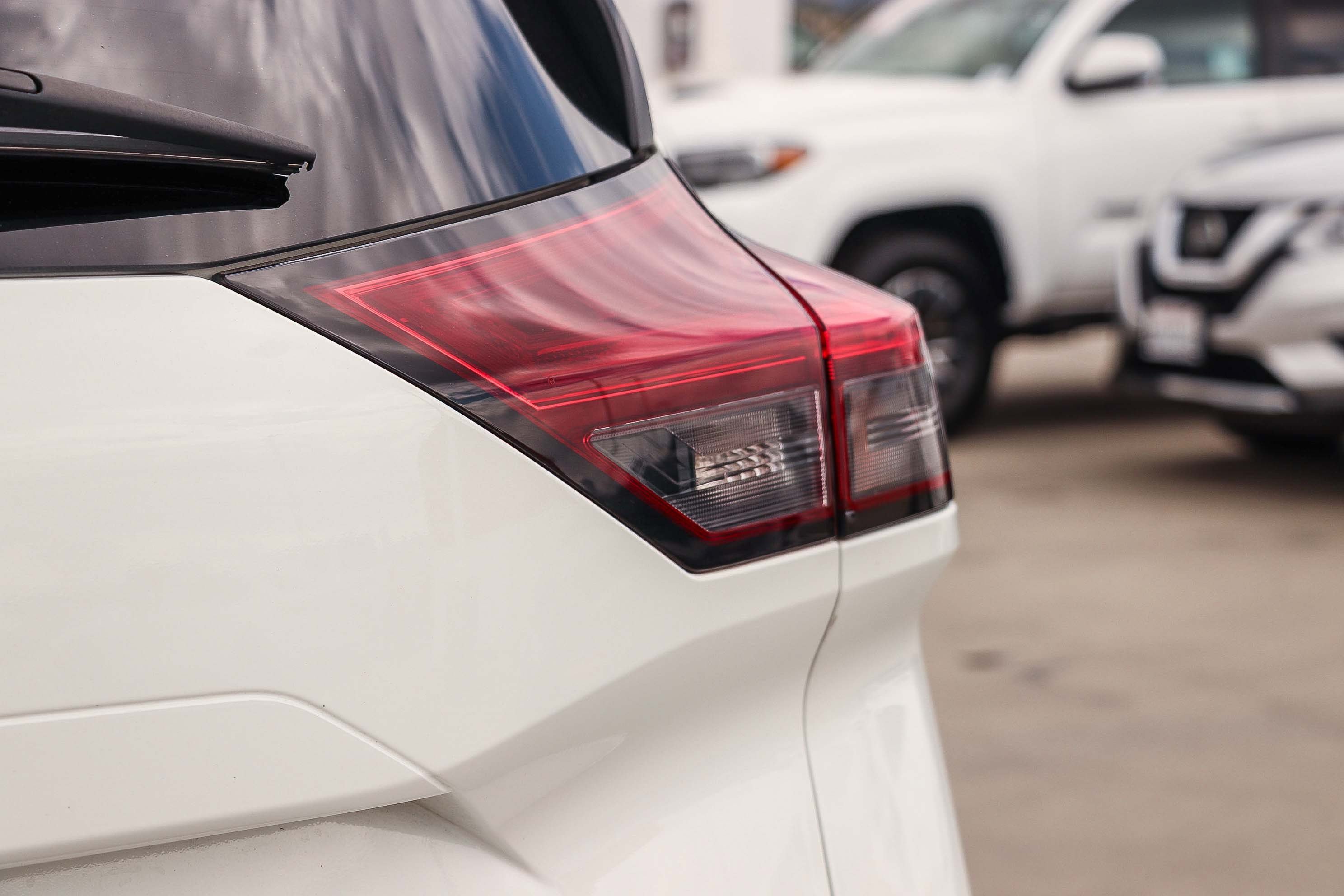 Used 2023 Glacier White Nissan S image 7