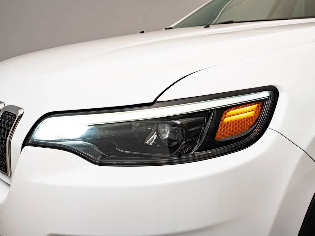 Used 2019 Bright White Clear Coat Jeep Latitude image 14