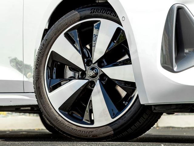Used 2025 Glacier White Audi  image 6
