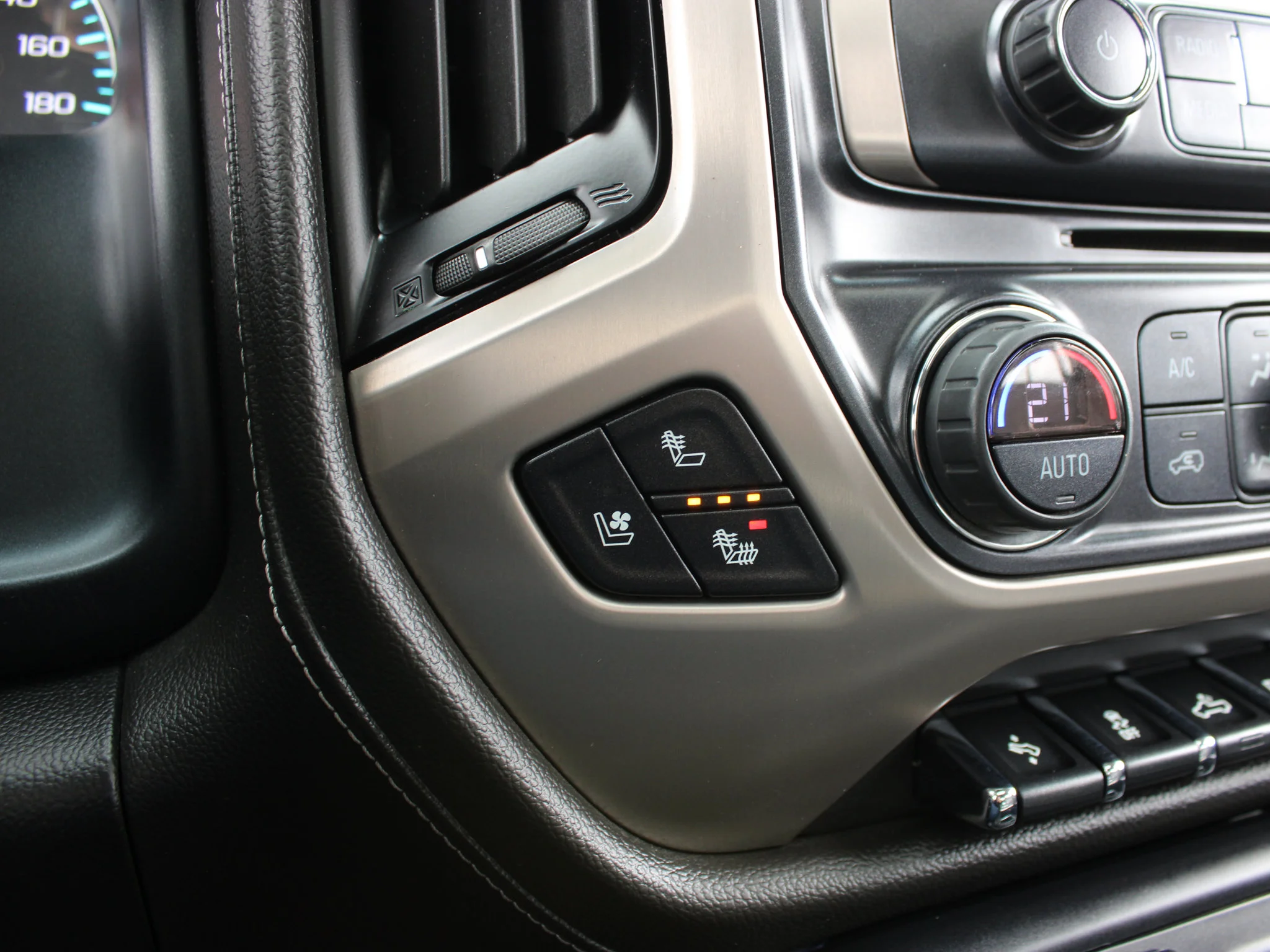 Used 2019 White GMC Denali * Diesel | 5th Wheel/Gooseneck Prep | Heated/Vented Leather | Sunroof | Remote Start image 29