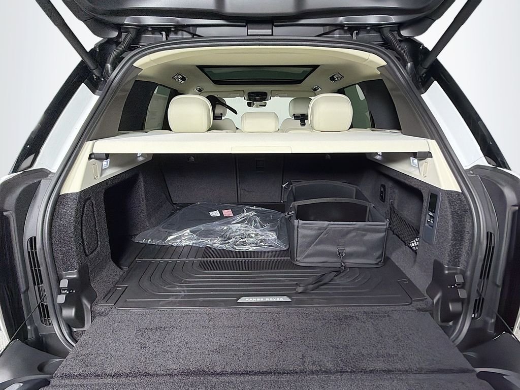 New 2026 Fuji White Land Rover SE image 28