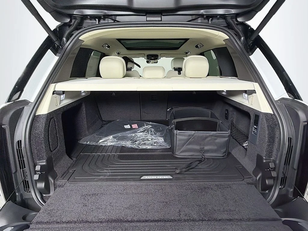 New 2026 Fuji White Land Rover SE image 28
