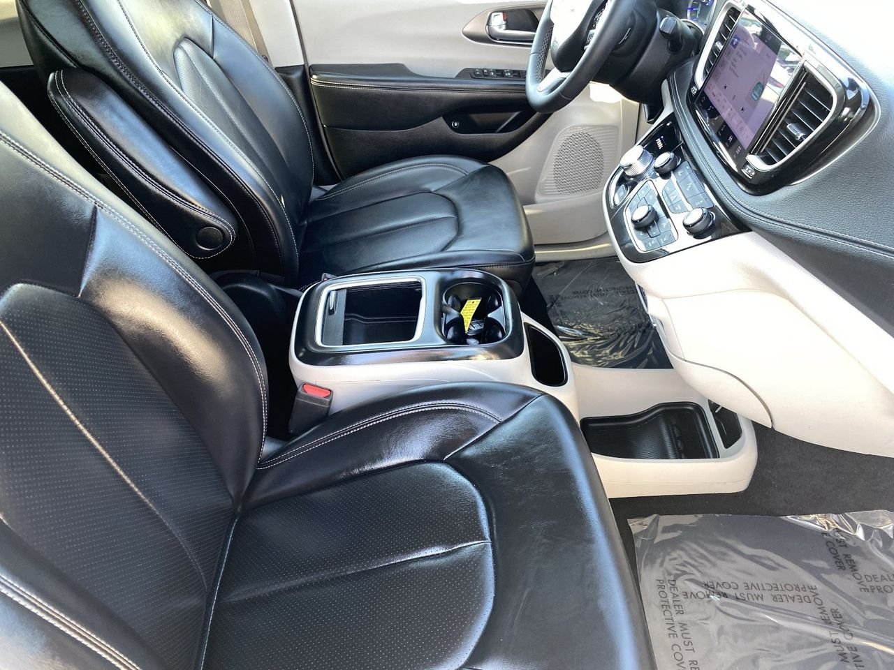 Used 2023 Bright White Chrysler Touring L image 9