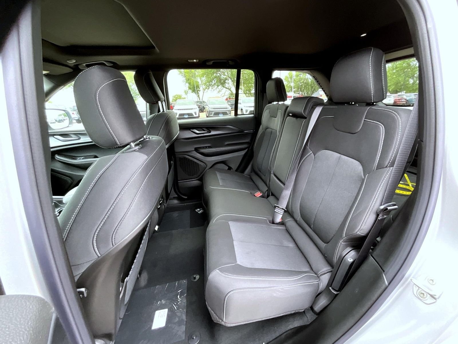 New 2026 Silver Zynith Exterior Paint Jeep Laredo X image 12