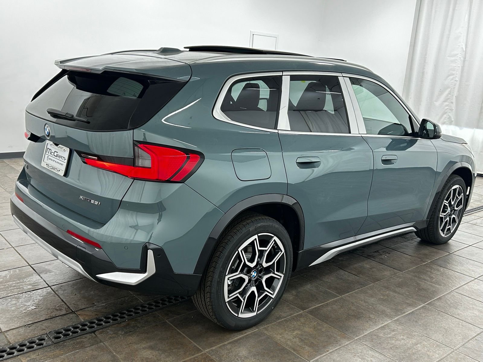 New 2026 Cape York Green Metallic BMW xDrive28i image 7