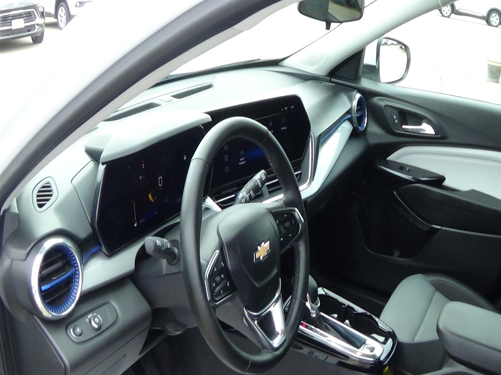 Used 2025 Summit White (gaz) Chevrolet LT image 16