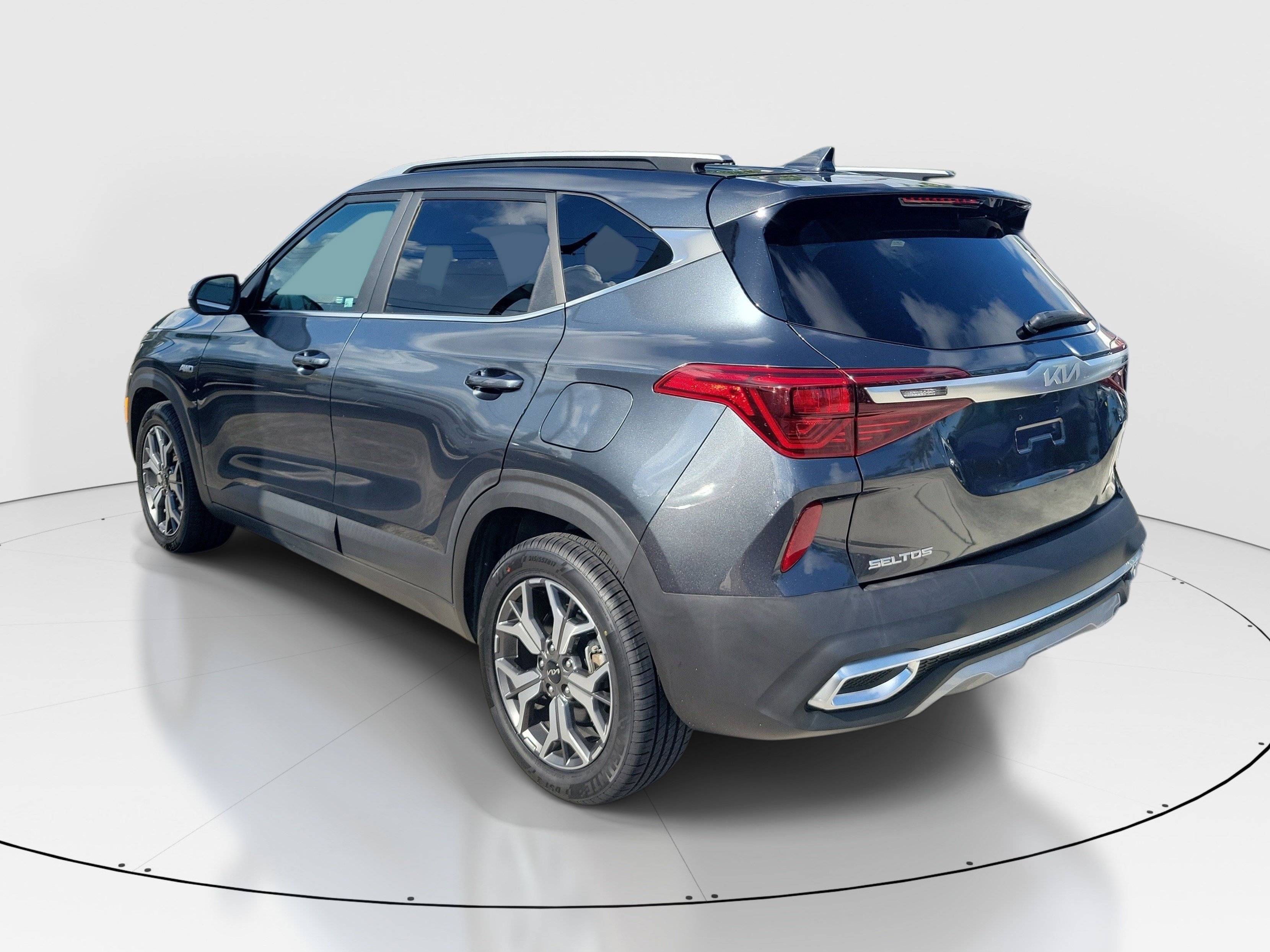 Used 2022 Gravity Gray Kia EX image 5