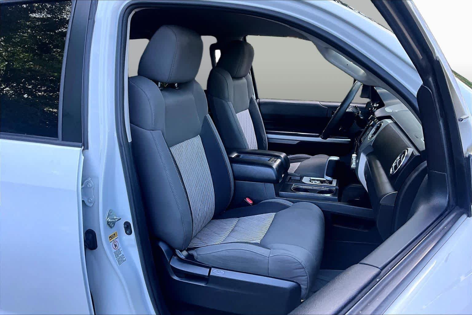 Used 2015 Super White Toyota SR5 image 7