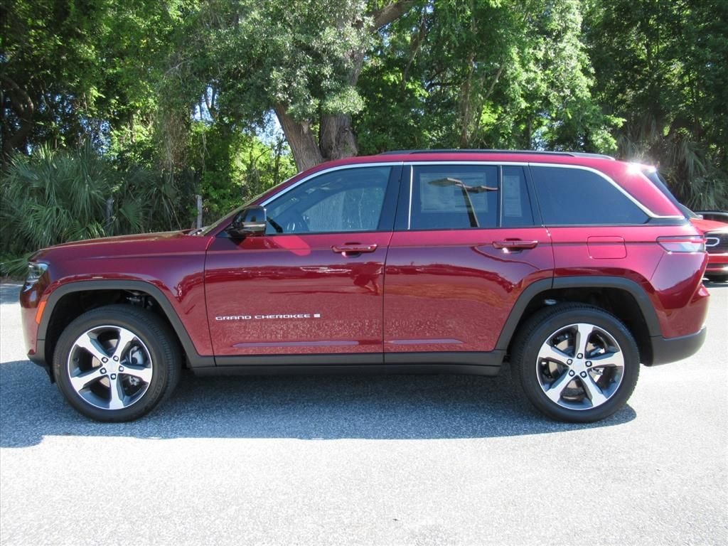 New 2026 Velvet Red Pearl-Coat Exterior Paint Jeep Limited image 4