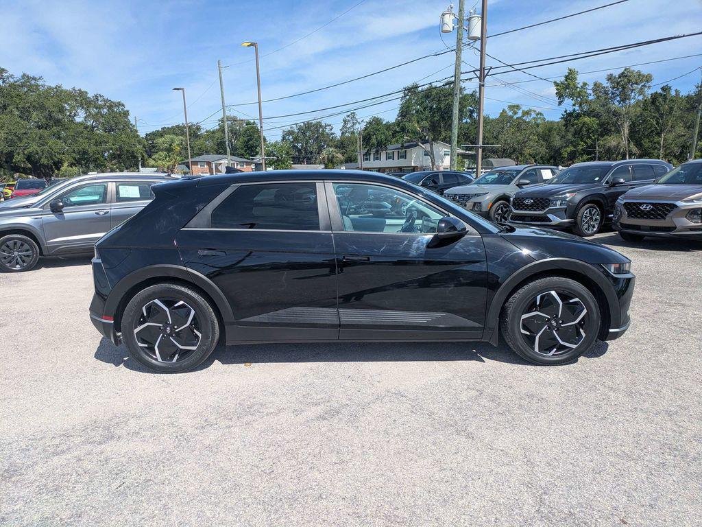 New 2023 Black Hyundai SE image 2